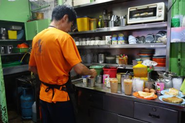 Yaşlı adam trandition tarzı kahvaltı ve kahve yaptı