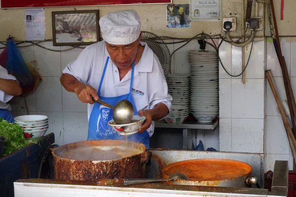 Vendedor Hawker en su puesto de fideos Assam Laksa en Air Itam, Pen — Foto de Stock