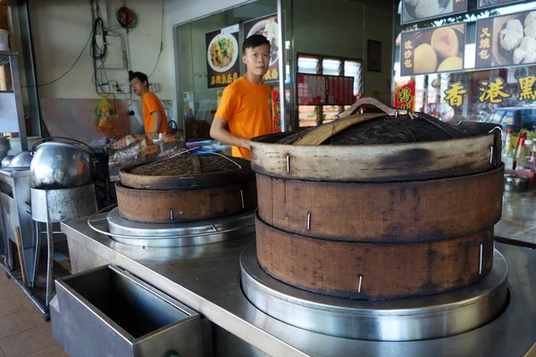 Sprzedawca sprzedaży Dim Sum w dużych parowiec kosze — Zdjęcie stockowe