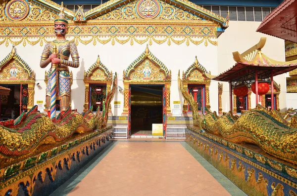 Wejścia do świątyni Wat Chaiyamangalaram w Penang — Zdjęcie stockowe