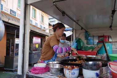 Penang, Malezya onun havuç kek ahır ile sokak satıcısı.