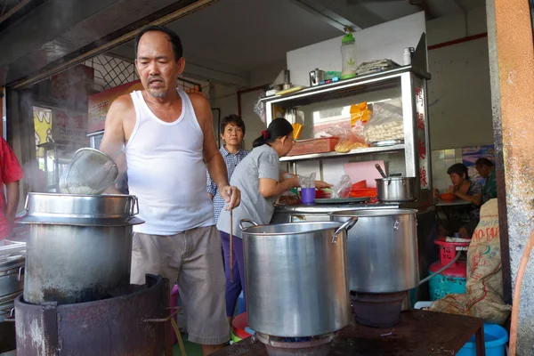 Penang, Malezya onun şehriye ahır ile sokak satıcısı. — Stok fotoğraf