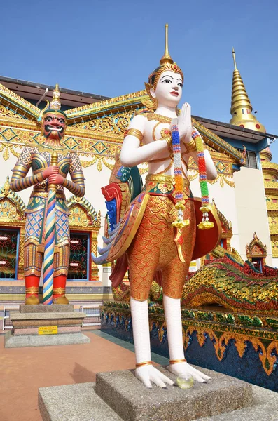 Estátua em pé fora de Wat Chayamangkalaram localizado em Penang — Fotografia de Stock