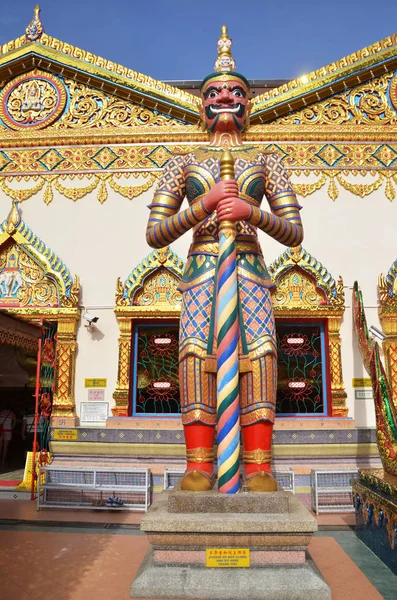 Estátua em pé fora de Wat Chayamangkalaram localizado em Penang — Fotografia de Stock