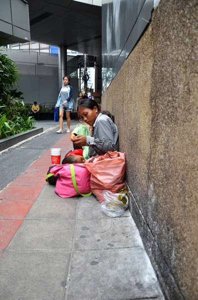 泰国妇女在曼谷行乞 — 图库照片