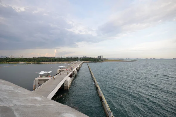 Völker besuchen Yachthafensperre, Singapore — Stockfoto