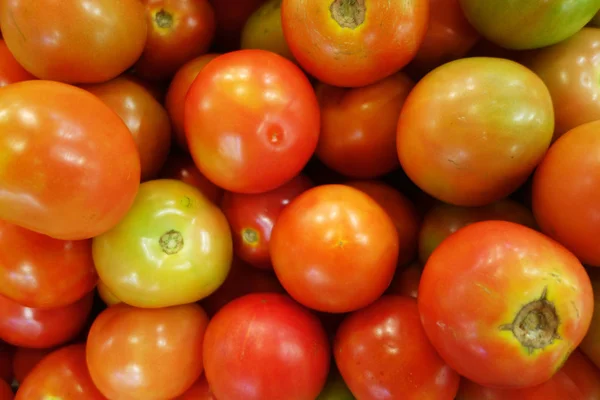 Exhibición de tomates rojos en el mercado — Foto de Stock