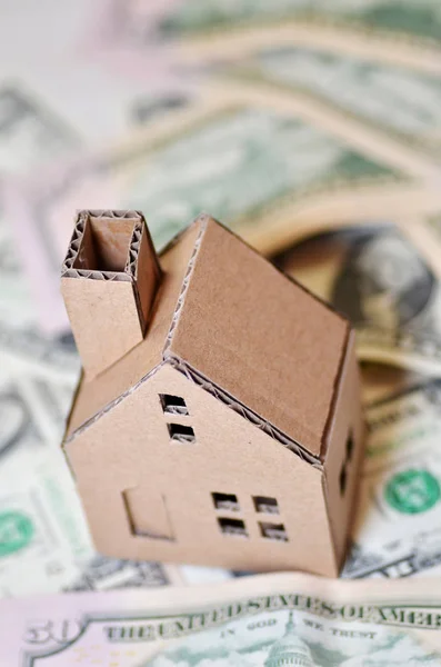 Papel en miniatura hecho soporte de la casa en dinero — Foto de Stock