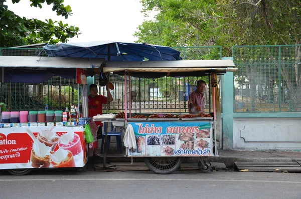 Comerciante tailandés vendiendo bocadillos — Foto de Stock