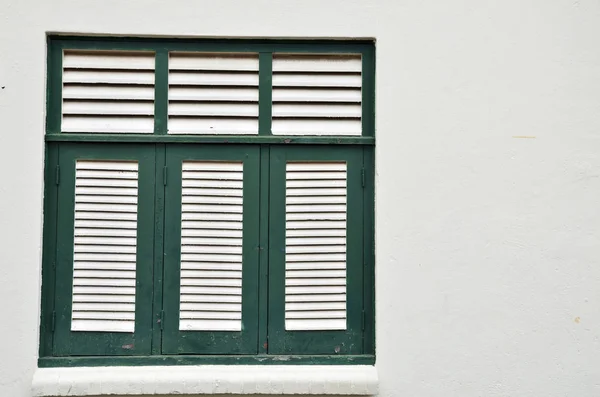 Fenster aus grünem Holz — Stockfoto