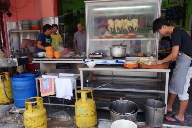 Kimliği belirsiz satıcı onun ahır Buhar tavuk hazırlar