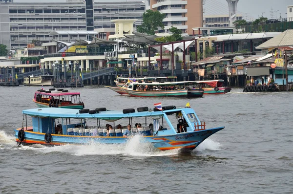 Færge båd ved Chao Phraya floden - Stock-foto