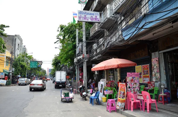 Coches y tiendas en Chinatown en Bangkok — Foto de Stock