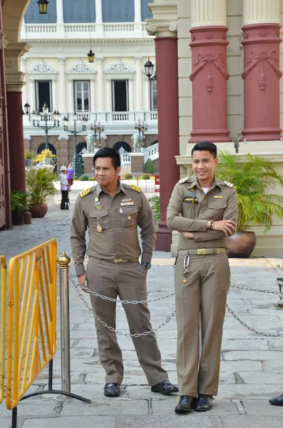 Güvenlik görevlileri Kraliyet Sarayı Bangkok içinde — Stok fotoğraf