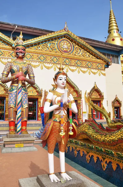 Estátua em pé fora de Wat Chayamangkalaram localizado em Penang — Fotografia de Stock