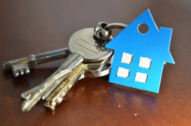 Karton ev tuşlarıyla demet şeklinde