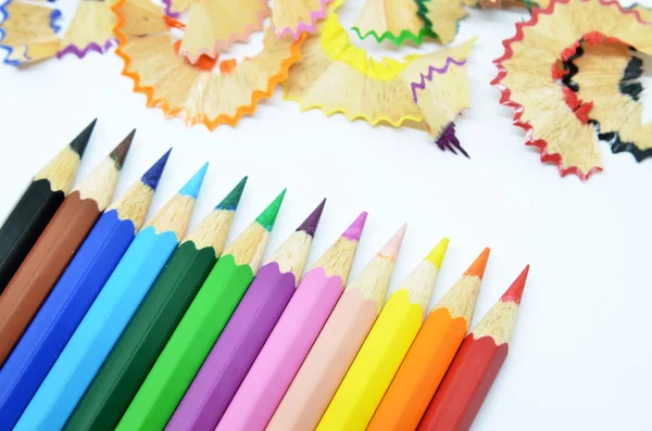 Scherp kleur potlood en houtkrullen — Stockfoto