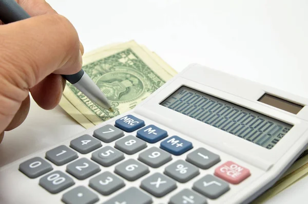 Calculadora, dinheiro e caneta isolada em branco — Fotografia de Stock
