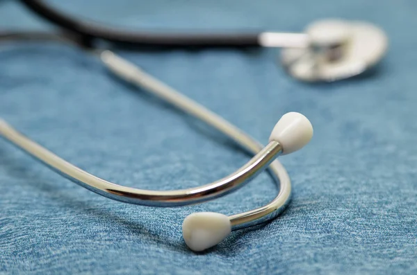 Estetoscópio médico em um fundo azul — Fotografia de Stock