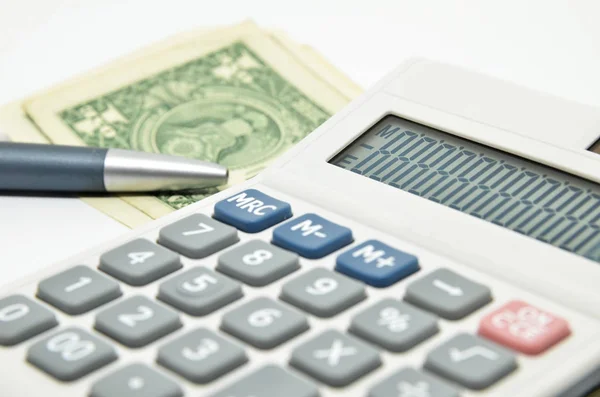 Kalkulačka, peníze a pera izolovaných na bílém — Stock fotografie