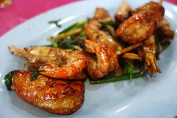 Udang macan goreng yang diaduk — Stok Foto