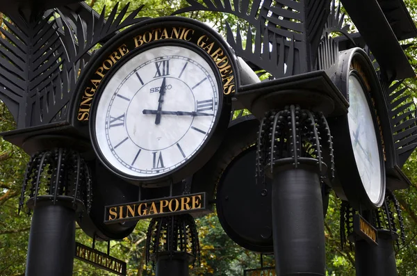 Horloge mondiale près du jardin d'orchidées à Singapour Jardins botaniques — Photo