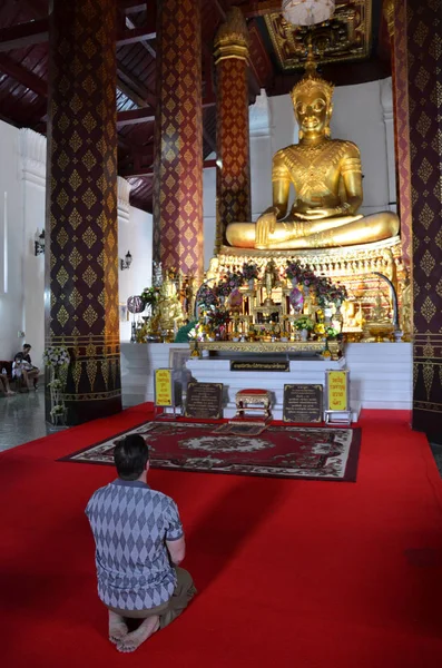 Utlänning som ber i ett buddhistiskt tempel — Stockfoto