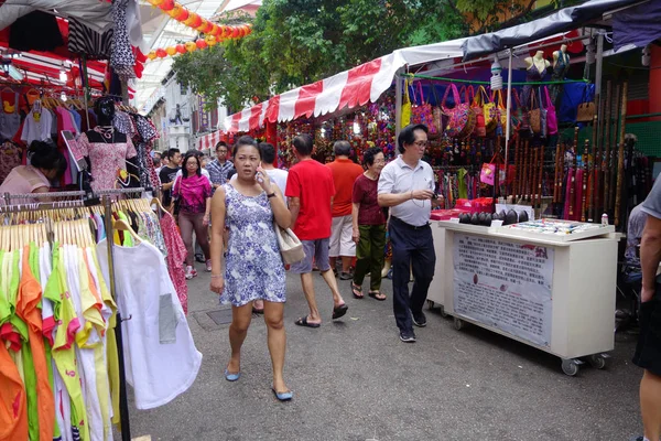 Bustling street of Chinatown district in Singapore — Stock Photo, Image