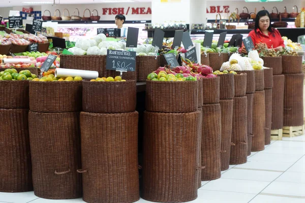 बँकॉकमधील सुपरमार्केटमध्ये निवड फळे सियाम पॅरागॉन — स्टॉक फोटो, इमेज