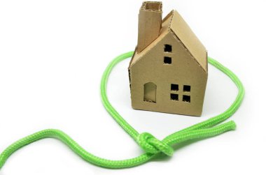 Yeşil ip tarafından çevrili kağıt evi