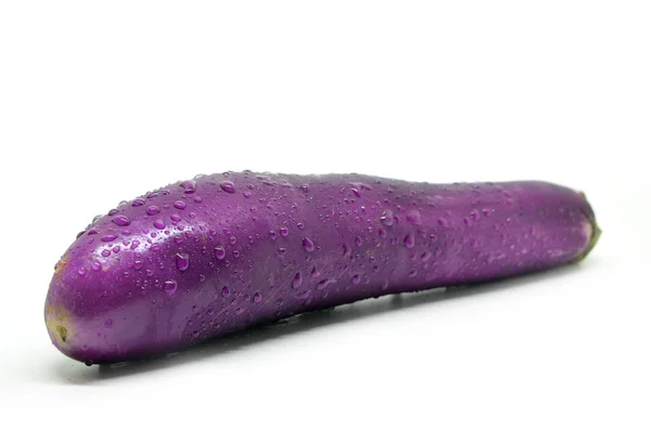 Berenjena púrpura con gota de agua — Foto de Stock
