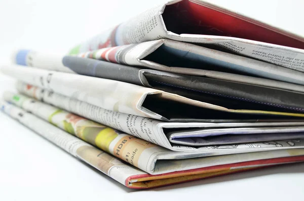 Газети складені і складені — стокове фото
