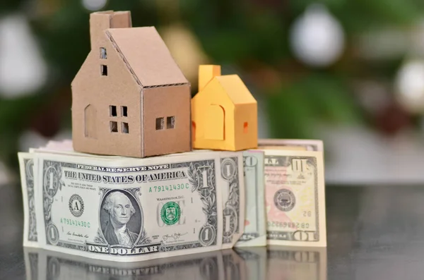 Miniaturowe papier wykonany dom stanąć na pieniądze — Zdjęcie stockowe
