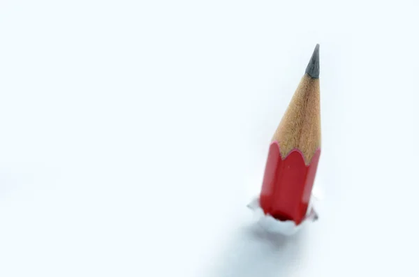 红色的铅笔、 白色撕碎的纸片 — 图库照片