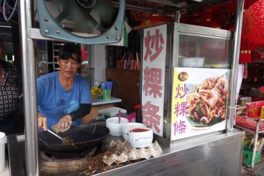 Kadınlar aşçılar kway teow erişte sokak gıda gece piyasada