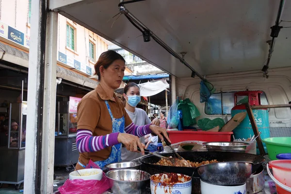 페낭, 말레이시아에서 그녀의 당근 케이크 마구간으로 거리 공급 업체. — 스톡 사진