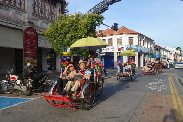 Lokala medborgare cykling hans Cykeltaxi att betjäna turister att besöka penna — Stockfoto