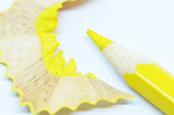 黄色の色の鉛筆と木の削りくずを削った — ストック写真