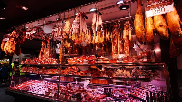 Tienda de carne en el mercado de La Boquería — Foto de Stock