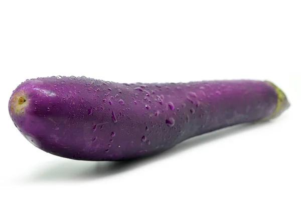 Berenjena púrpura con gota de agua — Foto de Stock