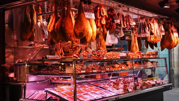 Мясной магазин на рынке La Boqueria — стоковое фото