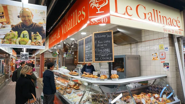 Carne negozio al mercato di Nimes, Francia — Foto Stock