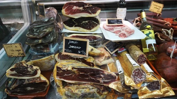 Kött butik på marknad i Nimes, Frankrike — Stockfoto