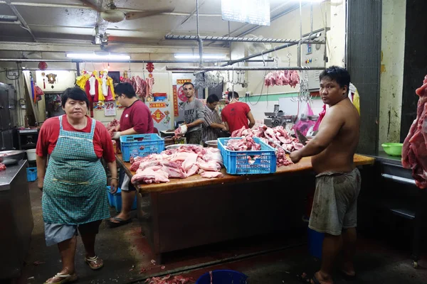 Comerciantes en un puesto de carnicería tradicional —  Fotos de Stock