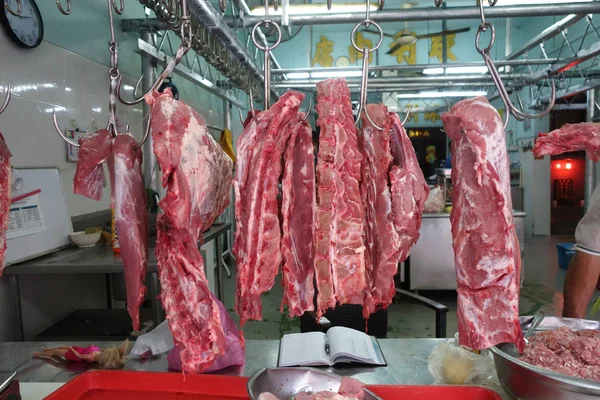 Carne colgada en el mercado húmedo local en Penang, Malasia — Foto de Stock