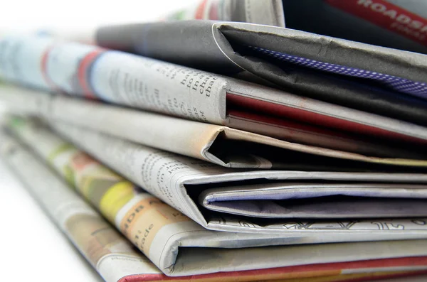 Zeitungen gefaltet und gestapelt — Stockfoto