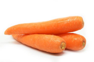 Beyaz arkaplanda havuç izole