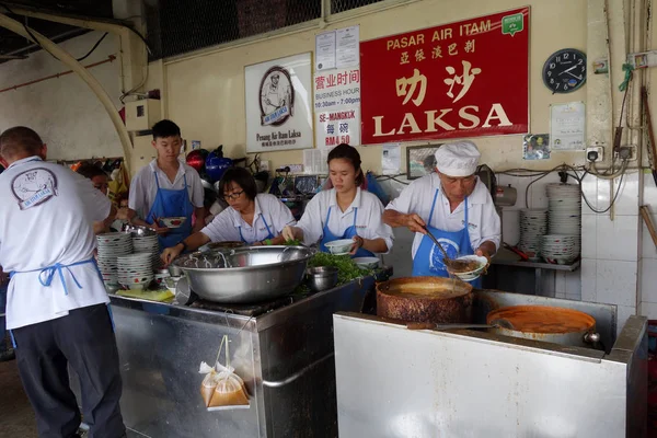 Vendedor Hawker en su puesto de fideos Assam Laksa en Air Itam, Pen —  Fotos de Stock