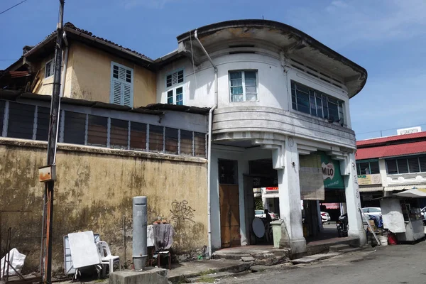 Rumah-rumah toko tua dan bangunan di sudut jalan di Penang — Stok Foto