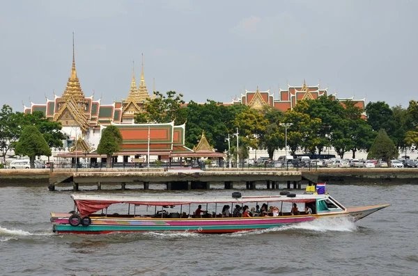 Barco de ferry no rio Chao Phraya — Fotografia de Stock